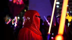 Un fan de Star Wars déguisé en garde impérial, le 18 décembre 2015 à Los Angeles