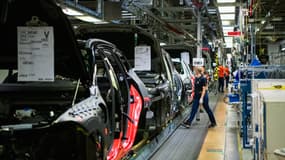 Légende AFP: Employees work at the production line of Swedish auto maker Volvo Cars's Torslanda production plant in Gothenburg, Sweden on August 25, 2020.
Jonathan NACKSTRAND / AFP