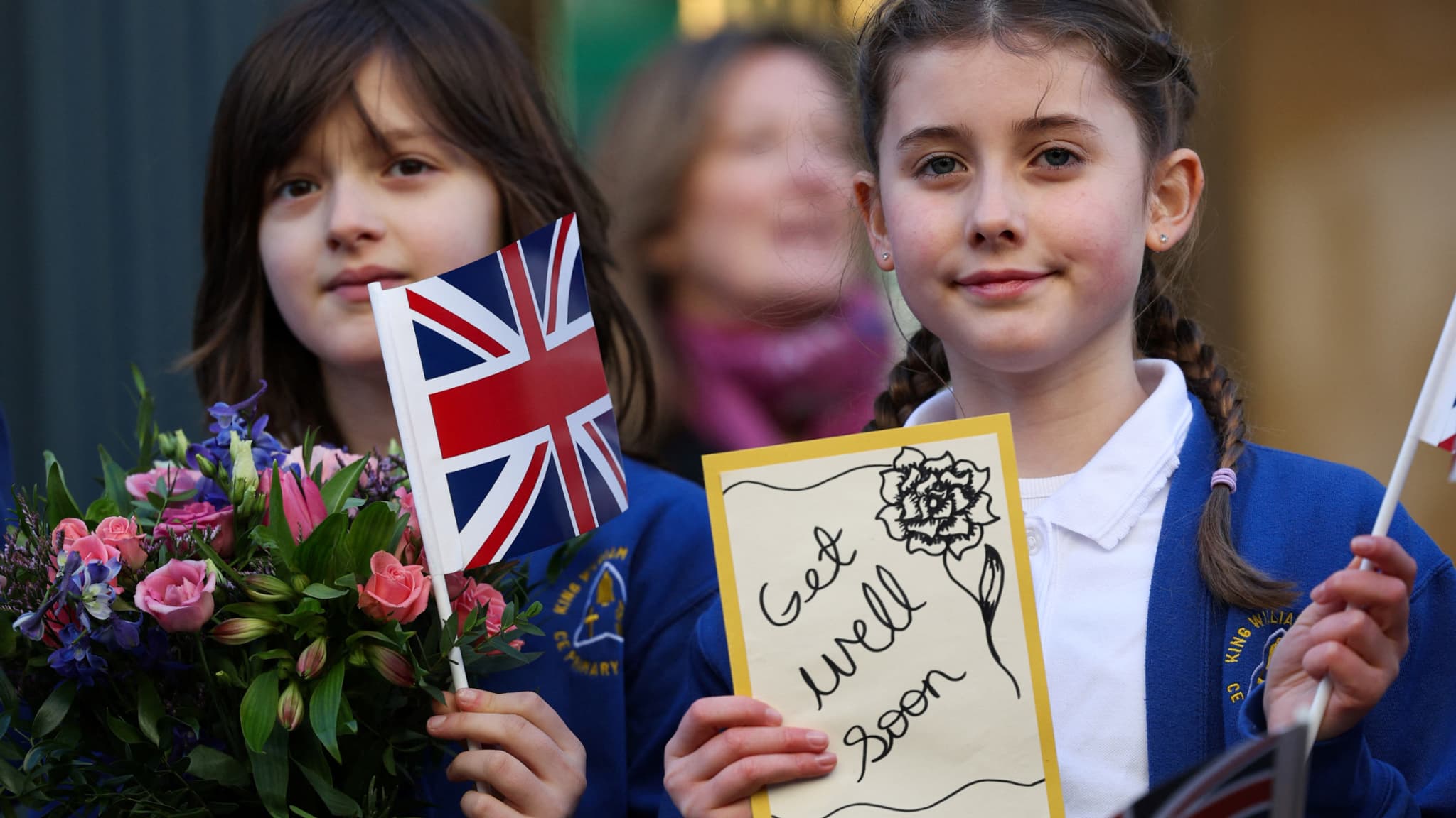 Des enfants porteurs de cartes pour le roi, le 22 janvier 2024 à Aberdeen.
