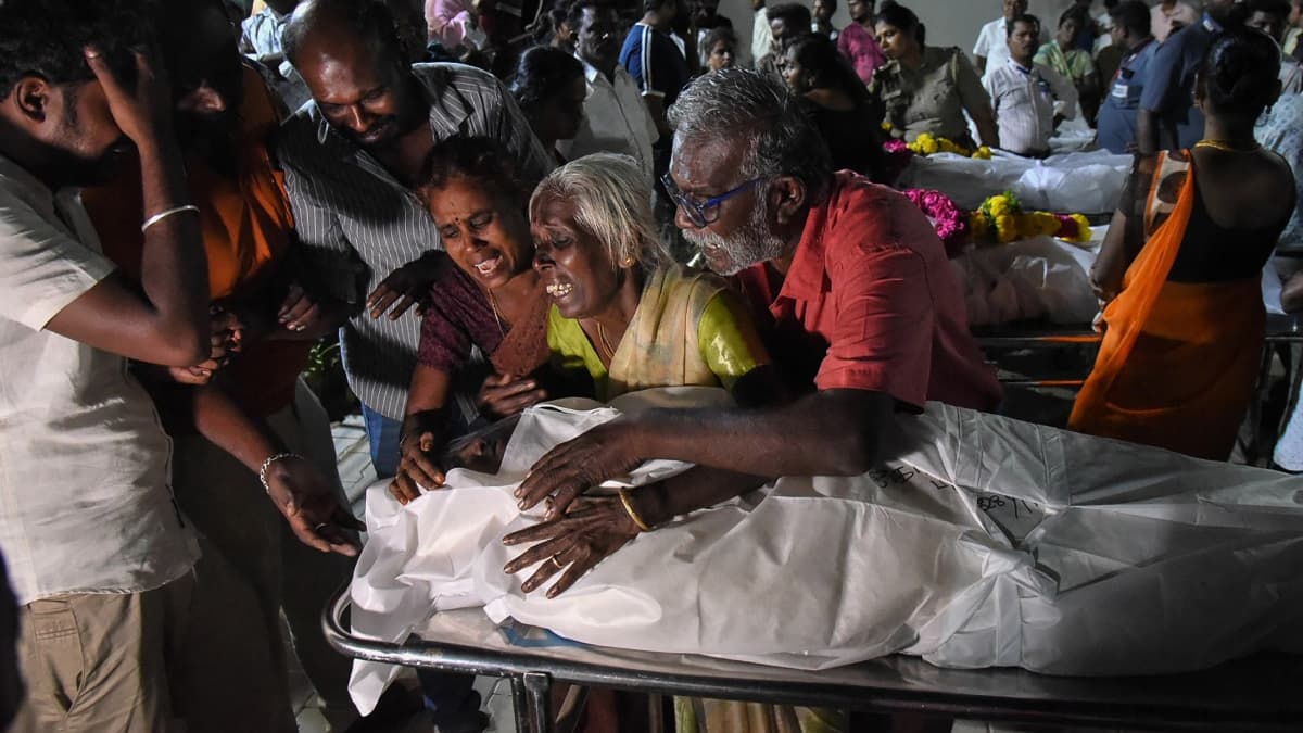 "MON COEUR EST BRISÉ": AU MOINS 39 MORTS DANS UNE BOUSCULADE EN INDE PENDANT LE MEETING D'UN ACTEUR DEVENU POLITICIEN