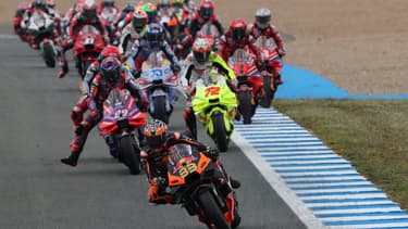 Le peloton MotoGP lors de la course sprint de Jerez (Espagne), le 27 avril 2024