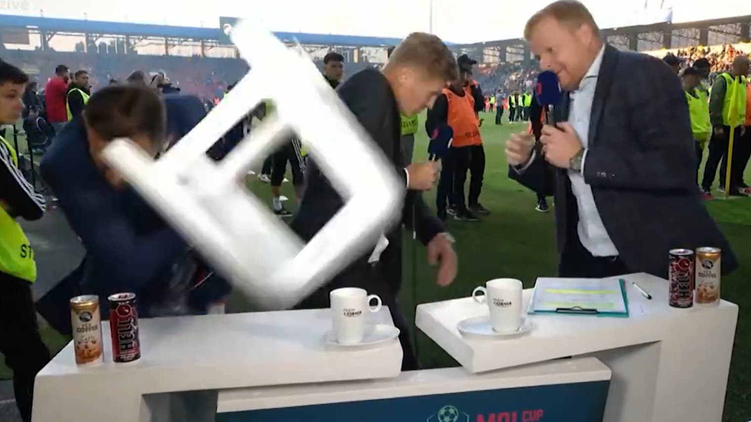 Un plateau TV visé par une chaise après la finale de la coupe de la République tchèque entre le Viktoria Plzen et le Sparta Prague (1-2), le 22 mai 2024