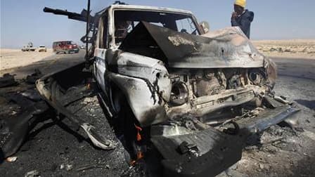 Un véhicule des forces fidèles à Mouammar Kadhafi détruit lors d'un raid aérien de l'Otan, mardi, près de Brega. Le ministre des Affaires étrangères Alain Juppé a reconnu mercredi sur France info que le risque d'un enlisement existait en Libye, où une coa