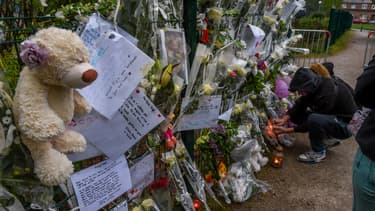 Des fleurs, mots et peluches déposés en hommage à Angélique, tuée fin avril à Wambrechies, dans le Nord.