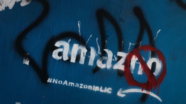 Graffiti anti-Amazon dans le quartier de Long Island City où le groupe devait implanter son nouveau siège.