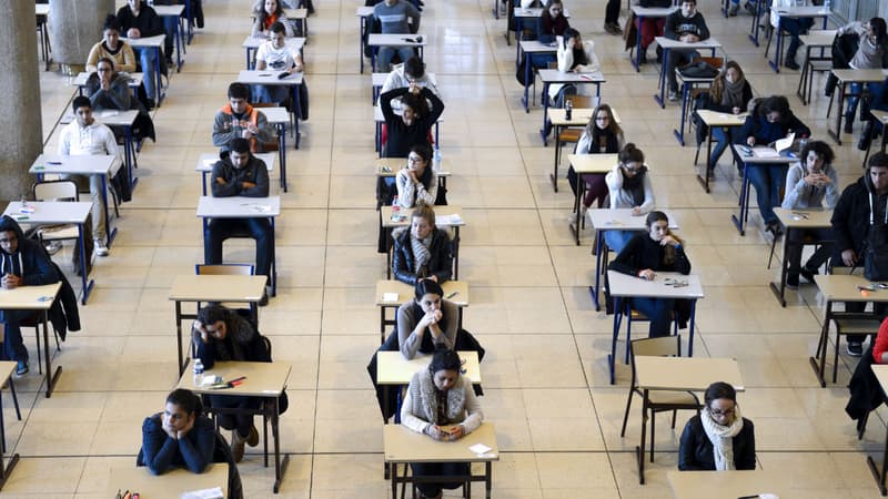 Des étudiants s'apprêtent à passe le concours de médecine en fin de première année, le 11 décembre 2012 à Marseille.