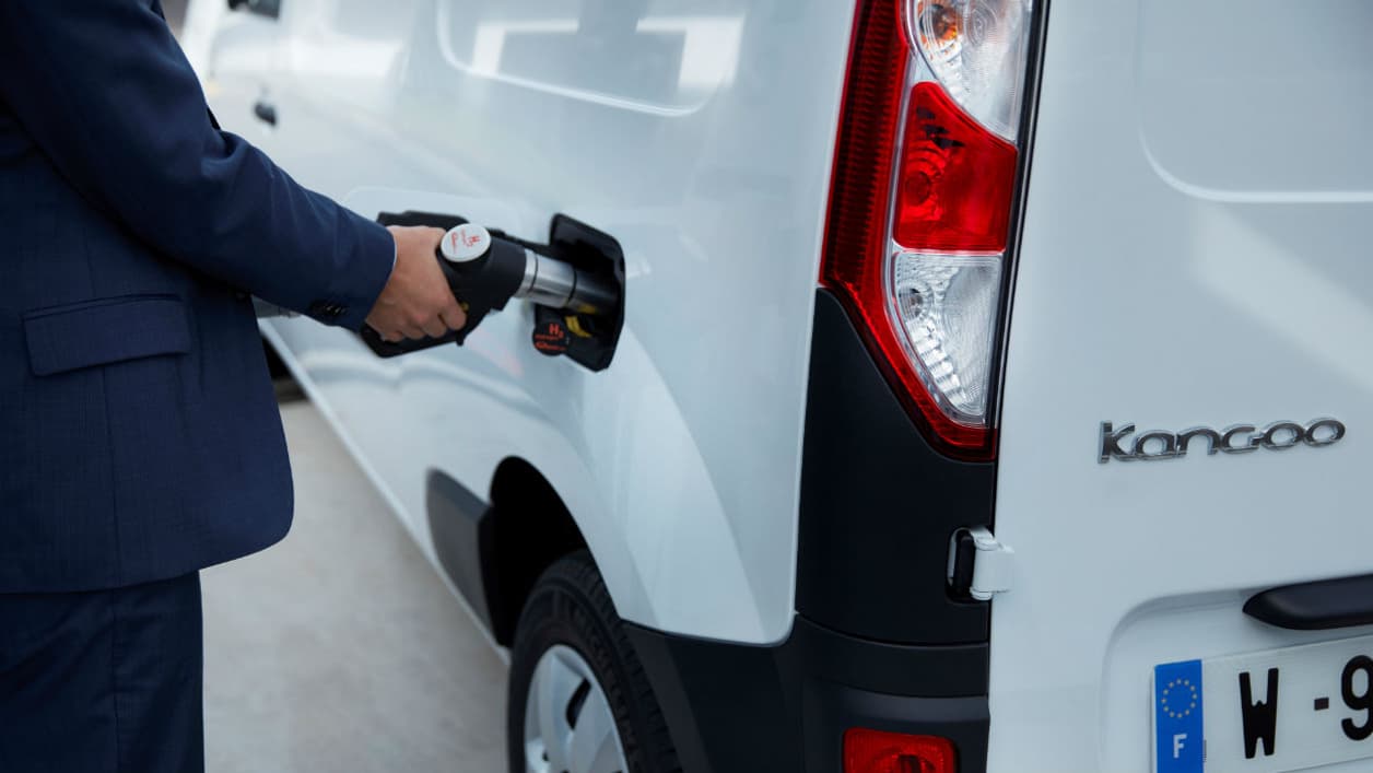 Dans sa version avec prolongateur d'autonomie à hydrogène, le Kangoo offre 140 kilomètres d'autonomie supplémentaires, par rapport à un Kangoo électrique classique. Dans sa version avec prolongateur d'autonomie à hydrogène, le Kangoo offre 140 kilomètres d'autonomie supplémentaires, par rapport à un Kangoo électrique classique.