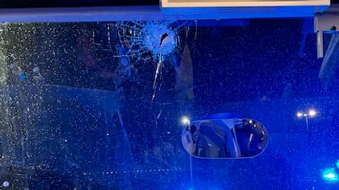 Car de supporteurs attaqué après OL-Nice: les images du pare-brise et de la pierre
