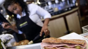 Un jambon-beurre sur le comptoir d'un bar parisien, le 4 mars 2015