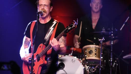 Le chanteur Jesse Hughes (g) et Josh Homme du groupe Eagles of Death Metal au Teragram Ballroom à Los Angeles le 19 octobre 2015