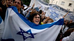 Un manifestant brandit le drapeau national d'Israël lors d'un rassemblement appelé par le Conseil représentatif des institutions juives françaises (CRIF) en solidarité avec Israël après les récentes attaques du Hamas, à Paris le 9 octobre 2023. Assaut du Hamas dans la matinée du 7 octobre L’année 2023 a fait plus de 700 morts en Israël et déclenché des frappes aériennes de représailles qui ont tué plus de 560 personnes à Gaza.