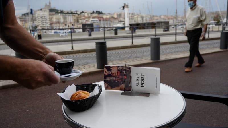 Une terrasse de restaurant sur le Vieux port, à Marseille.