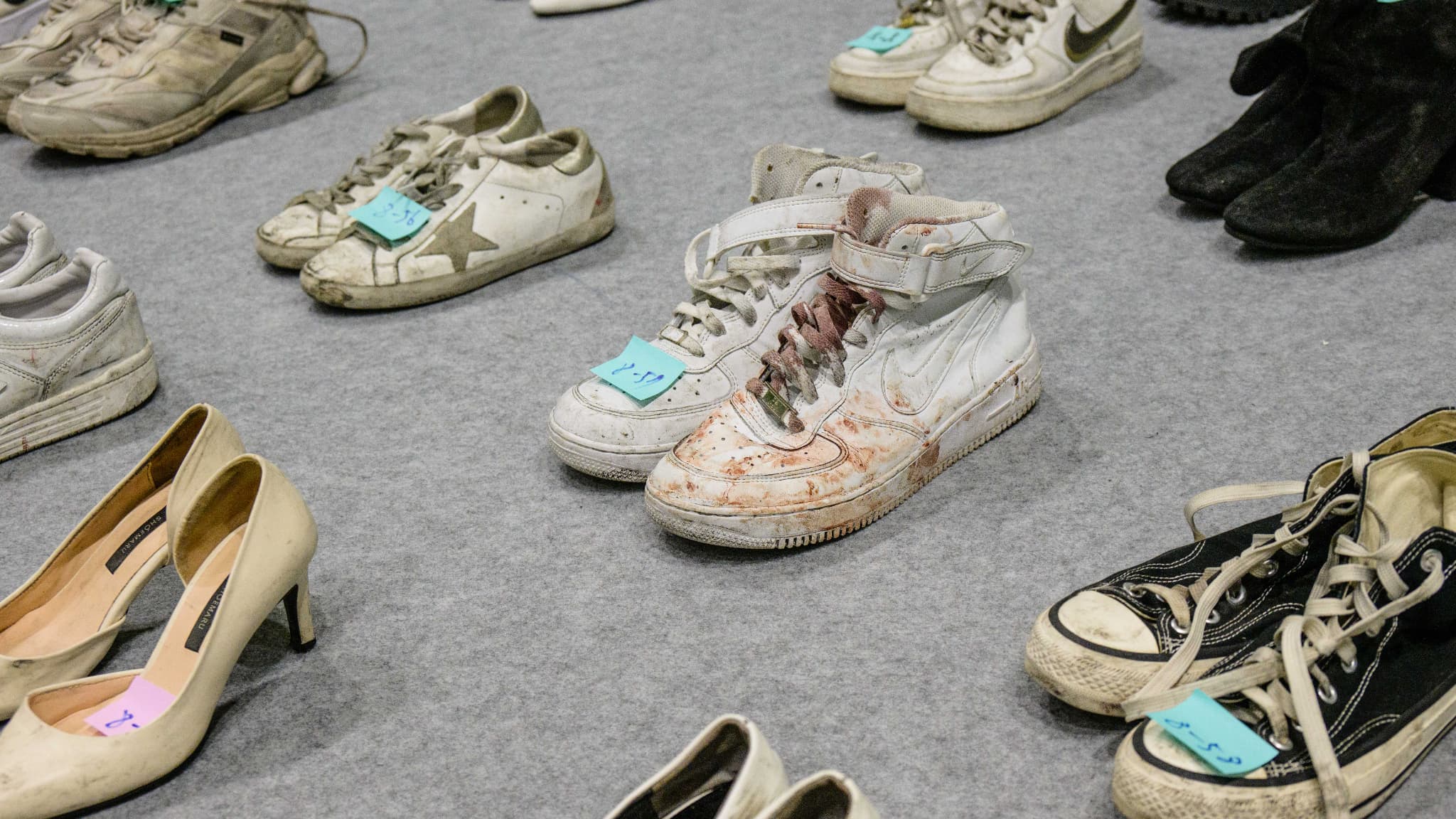 Des dizaines de paires de chaussures ont été collectées par les autorités de Séoul. Certaines, comme cette paire de baskets blanche, sont tâchées de sang.