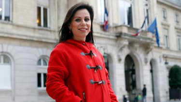 Géraldine Poirault-Gauvin photographiée devant la marie du 15e arrondissement de Paris.
