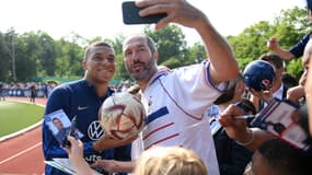 Kylian Mbappé avec le supporter qu'il avait assommé