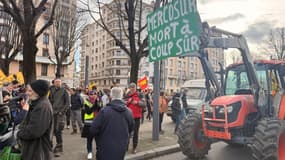 Une centaine d'agriculteurs sur la place Jean-Macé à l'appel de la confédération paysanne, jeudi 18 décembre.