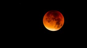 ILLUSTRATION - La « super Lune » se lève le 28 septembre 2015 à Godewaersvelde. Les astronomes ont pu assister à un événement astronomique rare : une « super Lune » gonflée et une éclipse lunaire se sont combinées pour la première fois depuis des décennies, révélant le satellite baigné d'une lumière rouge sang.