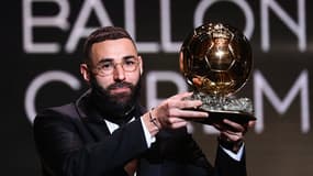 Karim Benzema pose avec son trophée du Ballon d'or, le 17 octobre 2022 à Paris.