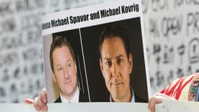 Les portraits des deux Canadiens Michael Spavor (g) et Michael Kovrig détenus en Chine depuis 2018, lors d'une manifestation pour leur libération, le 8 mai 2019 à Vancouver (photo d'illustration)