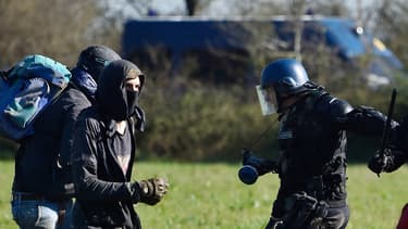 Deux députés LREM demandent une "pause" dans l'expulsion de NNDL.