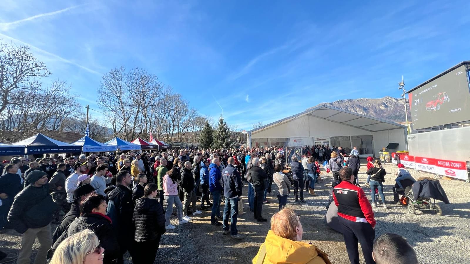 Les supporters suivent les pilotes depuis la fan zone de Gap.