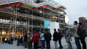 Des visiteurs devant le Centre Georges-Pompidou, à Paris