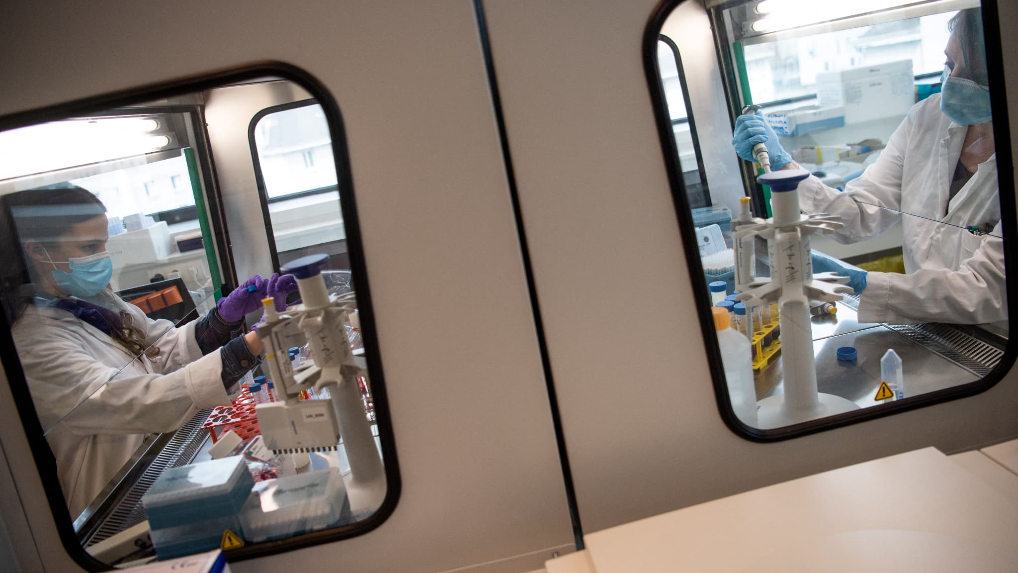 Des biologistes du laboratoire pharmaceutique OSE Immunotherapeutics travaillent sur un programme de développement d'un vaccin contre l'infection Covid-19, le 31 mars 2021 à Nantes, dans l'ouest de la France.