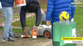 Des employés utilisent du lait pour tracer les lignes lors d'Oliveirense-Felgueiras, le 5 janvier 2025.