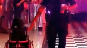 Un policier invite à danser une petite fille handicapée et émeut sur internet