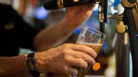 Un barman sert une bière dans un bar de Brest (Finistère), le 10 janvier 2023.