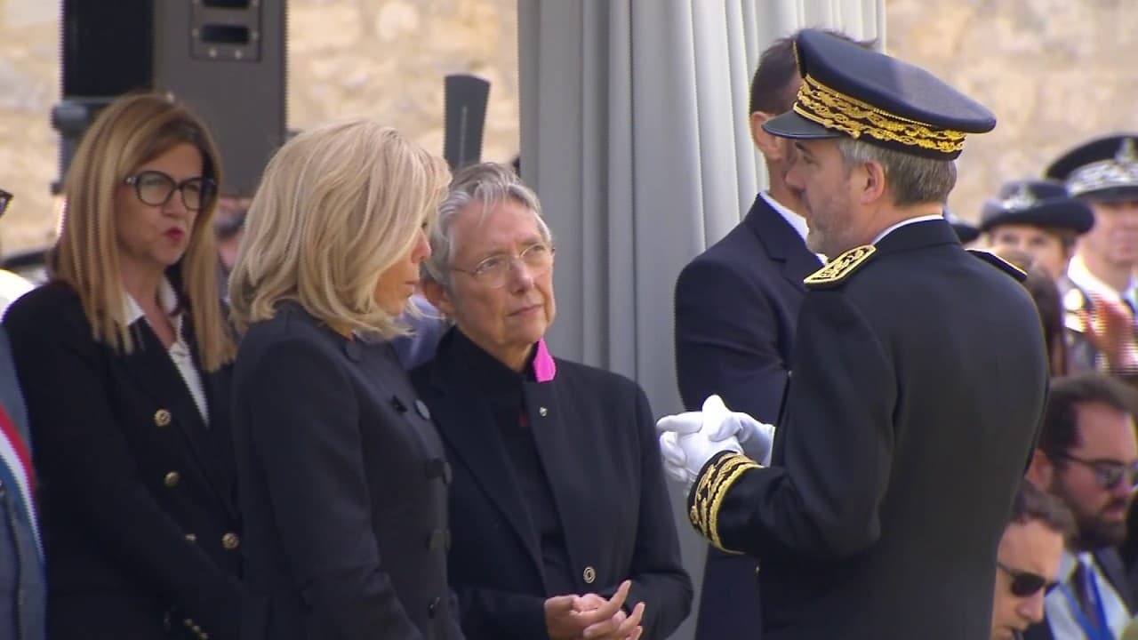 Brigitte Macron et Elisabeth Borne, le 22 mai 2024 à Caen, pour l'hommage aux deux agents pénitentiaires tués à Incarville. Brigitte Macron et Elisabeth Borne, le 22 mai 2024 à Caen, pour l'hommage aux deux agents pénitentiaires tués à Incarville.