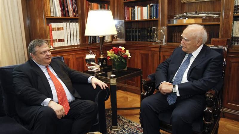 Le président grec Karolos Papoulias (à droite) avec le leader socialiste Evangelos Venizelos. Le président grec a convoqué les chefs des trois principaux partis à l'issue des élections du 6 mai à participer dimanche à une réunion de la dernière chance pou