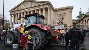 Un tracteur devant l'Assemblée nationale le 8 janvier 2026 à Paris. 