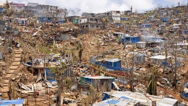 Des maisons endommagées dans la ville de Vahibe, à la périphérie de Mamoudzou, à Mayotte, le 24 décembre 2024.
