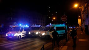 Des camions des forces de l'ordre aux abords de la place de Clichy, mardi soir