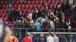 Scènes de chaos à Alkmaar, des joueurs de West Ham se battent avec des supporters pour défendre leurs proches