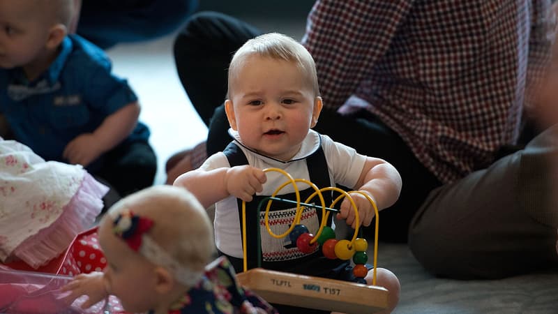 Le prince George entouré de bébés et de jouets, le 9 avril, à Wellington, en Nouvelle-Zélande.