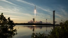 Une fusée Falcon 9 de SpaceX transportant le vaisseau spatial Dragon de la société en cours de lancement lors de la mission SpaceX Crew-10 de la NASA vers la Station spatiale internationale