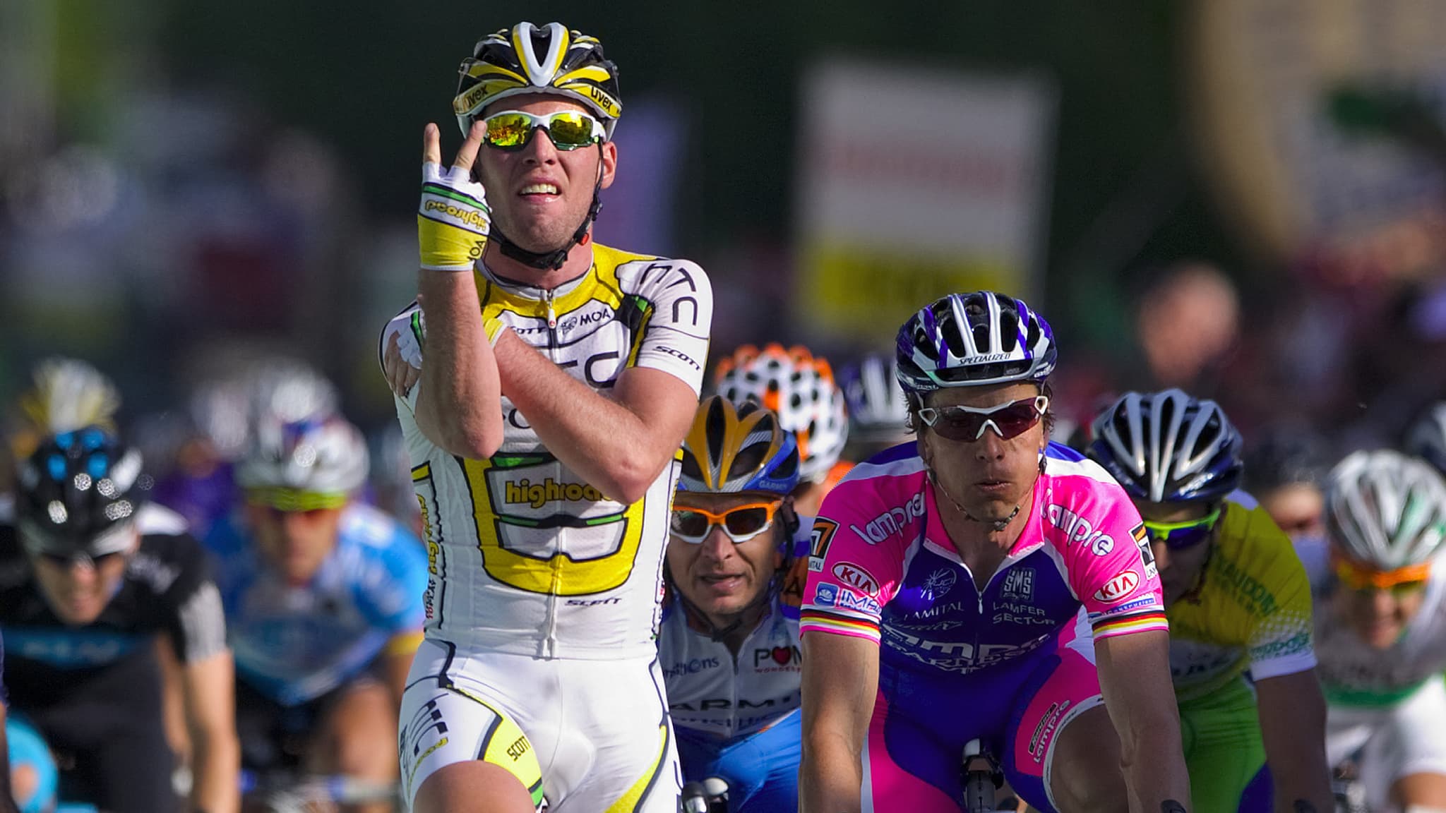 Mark Cavendish célèbre une victoire avec un bras d'honneur sur le Tour de Romandie le 29 avril 2010 Mark Cavendish célèbre une victoire avec un bras d'honneur sur le Tour de Romandie le 29 avril 2010