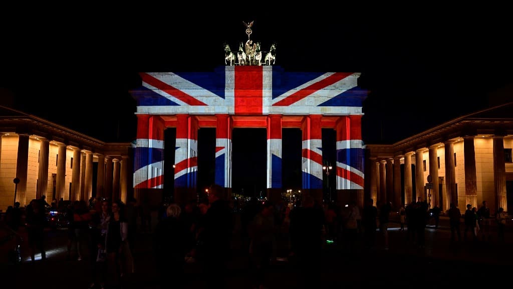 La porte de Brandebourg aux couleurs de l'Union Jack, à Berlin, le 9 septembre 2022