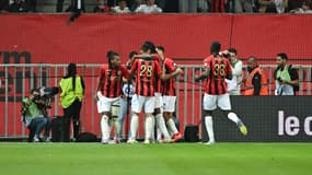 Les joueurs niçois célèbrent un de leurs buts lors du dernier match de la saison de Ligue 1 entre l'OGC Nice et Brest le 17 mai 2025 à l'Allianz Riviera