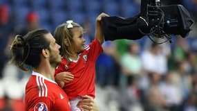Le joueur gallois Gareth Bale et sa fille Alba Viola le soir du match entre le Pays de Galles et l'Irlande du nord, le 25 juin à Paris. 