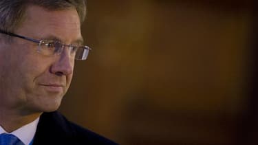 Le président allemand Christian Wulff, mis en difficulté par des accusations portant sur des faveurs politiques indues, a annoncé vendredi sa démission. /Photo prise le 8 février 2012/REUTERS/Thomas Peter