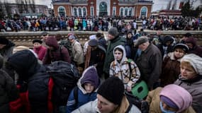 A la gare de Kramatorsk, des familles se préparent à monter dans un train pour fuir la ville du Donbass, le 5 avril 2022