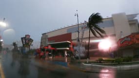 Pluie et vents violents au passage de l'ouragan Grace, le 19 août 2021 à Cancun, au Mexique
