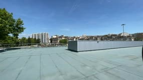 Le collectif citoyen Massilia Sun System a financé une centrale solaire de 800 panneaux photovoltaïques qui sera installée d'ici la fin de l'été à la Friche de la Belle de Mai, sur le toit de la cartonnerie.