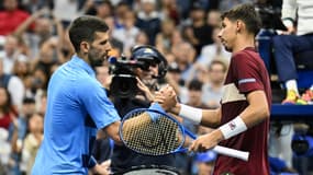Novak Djokovic serrant la main à Alexei Popyrin lors du 3e tour de l'US Open, le 31 août 2024.