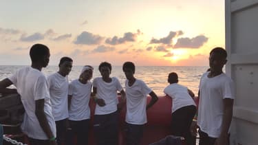 des migrants à bord de l'Ocean Viking.