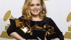 La chanteuse britannique Adele, qui a remporté six Grammy Awards, a effacé la semaine passée Whitney Houston des tablettes en établissant un nouveau record de longévité en tête des ventes d'albums aux Etats-Unis. Son album "21" est au sommet des ventes am
