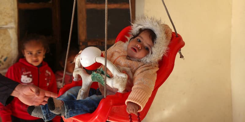 Afraa al-Sawadi, survivante du séisme en Syrie, dans la maison de son oncle où elle vit dans la ville de Jandaris, au nord-ouest de la province d'Alep, en Syrie, le 4 février 2024.